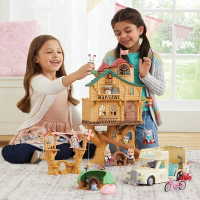 Calico Critters Lakeside Lodge Gift Set, Dollhouse Playset With Figure And Furniture 2 Calico Critters Lakeside Lodge Gift Set, Dollhouse Playset With Figure And Furniture - Image 2